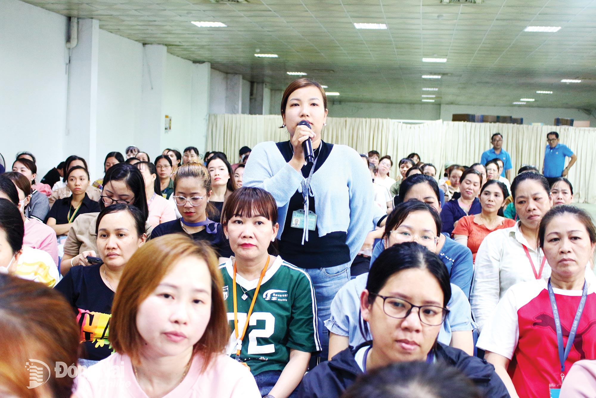 Đoàn viên, người lao động đặt câu hỏi liên quan đến phúc lợi tại Chương trình Điểm hẹn công nhân quý I-2025 với chủ đề Công đoàn đồng hành chăm lo, bảo vệ lao động nữ. Ảnh: Thảo My