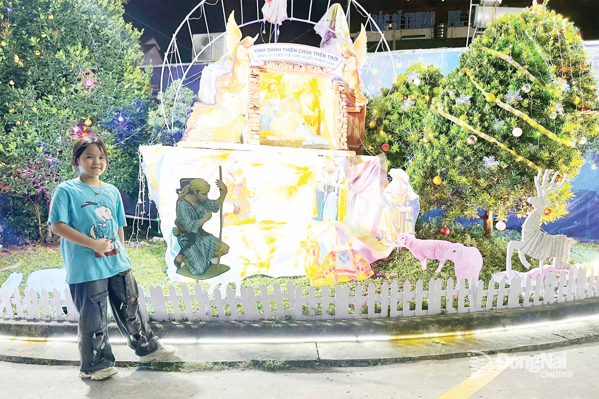 Một em nhỏ bên tiểu cảnh hang đá Bêlem (ở phường Tam Hiệp). Ảnh: Hồng thoại

