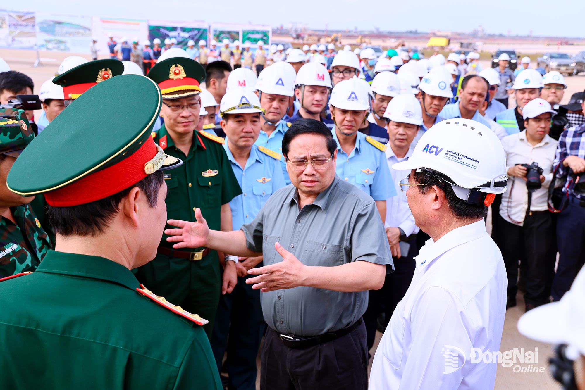 On December 14, Prime Minister Pham Minh Chinh inspects the readiness plan to welcome the first technical flight. Photo: Cong Nghia

