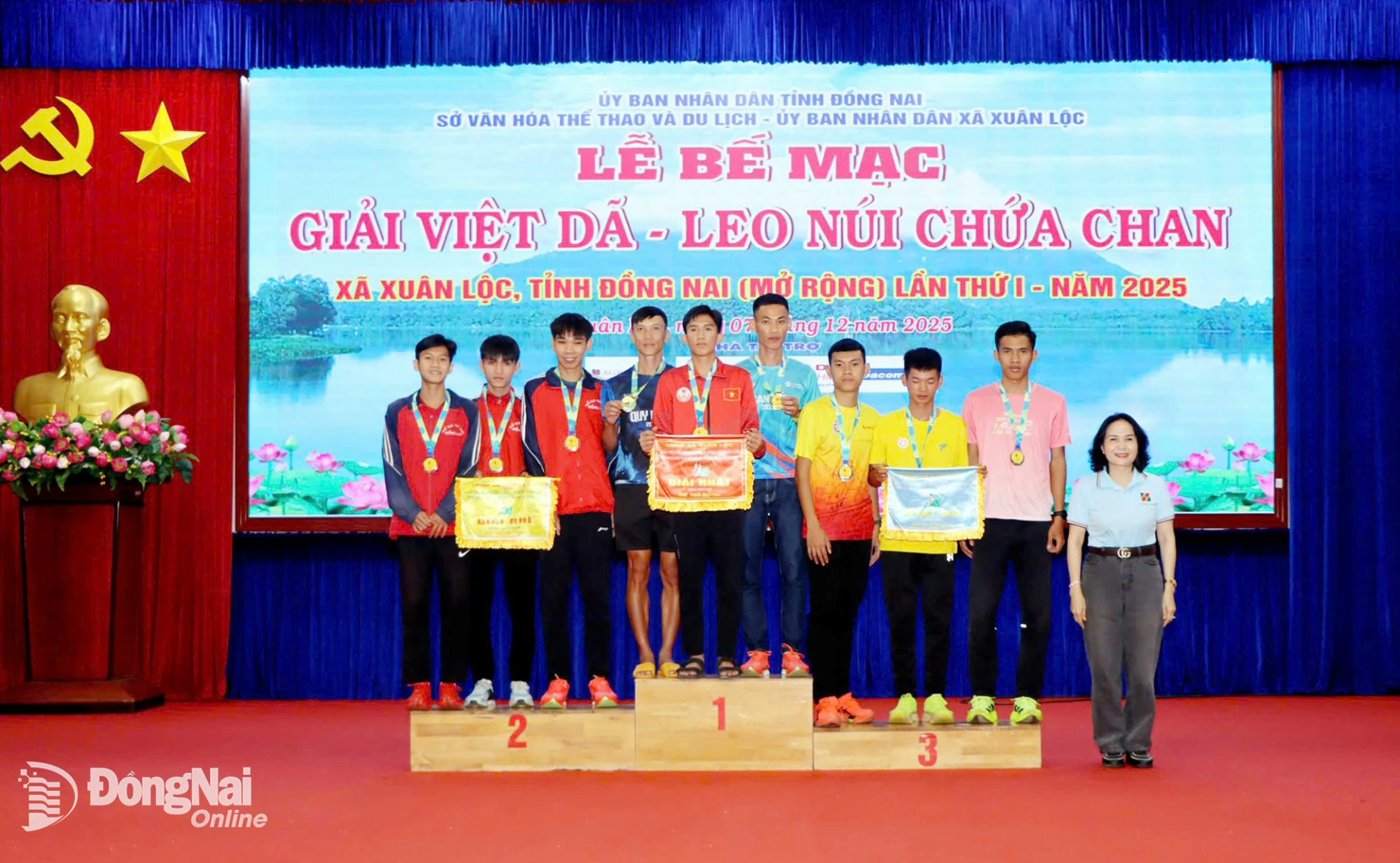 Bà Nguyễn Thị Cát Tiên, Bí thư Đảng ủy, Chủ tịch HĐND xã trao giải cho các vận động viên hệ mở rộng. Ảnh: Lê Tùng - Tuệ Lâm