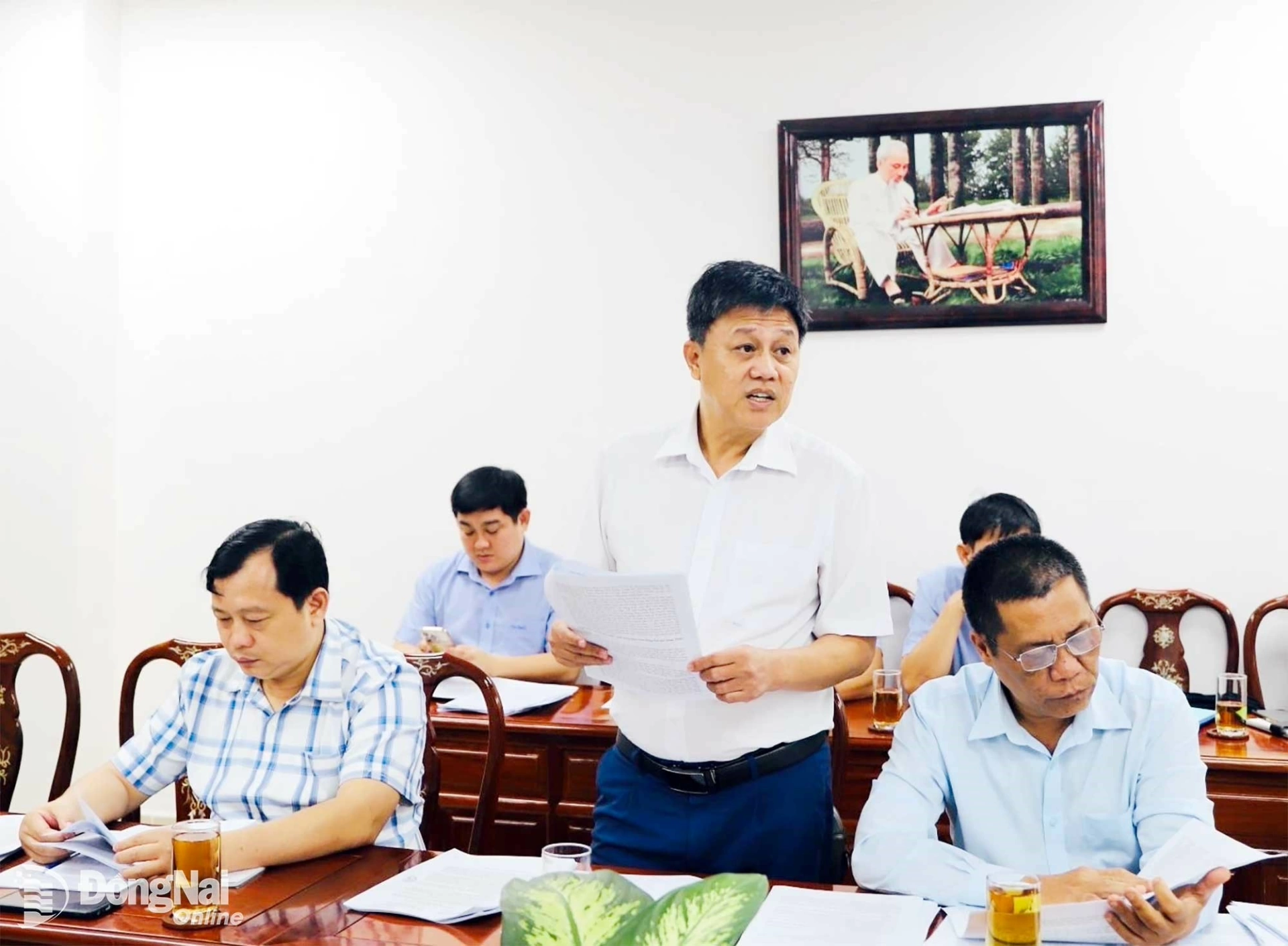 Vo Van Dinh, Deputy Director of the Dong Nai Department of Agriculture and Environment, delivers a report at the session. Photo: B. Nguyen
