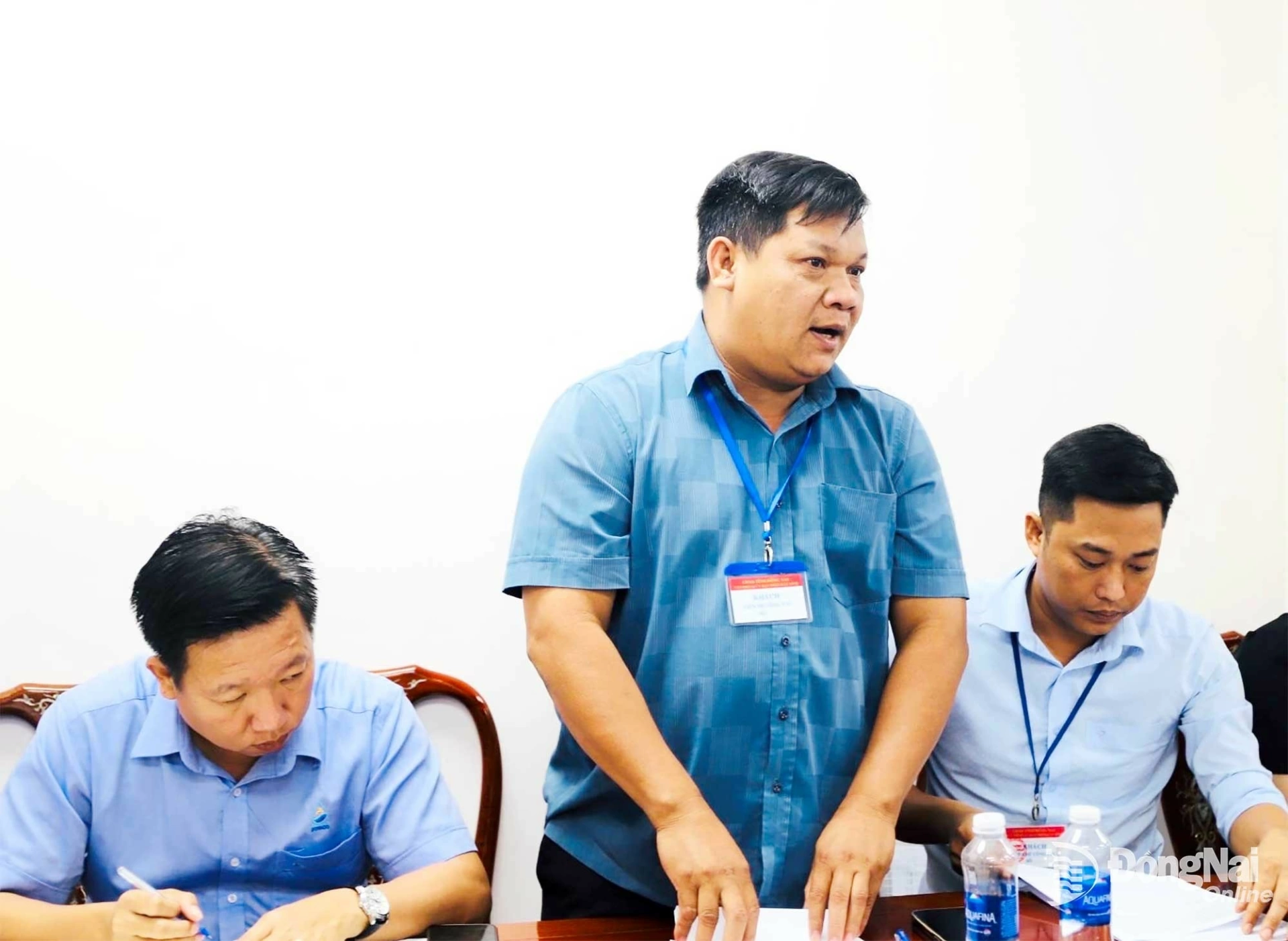 A representative of the enterprise investing in the rural clean water supply project in Dau Giay commune speaks at the session. Photo: B. Nguyen