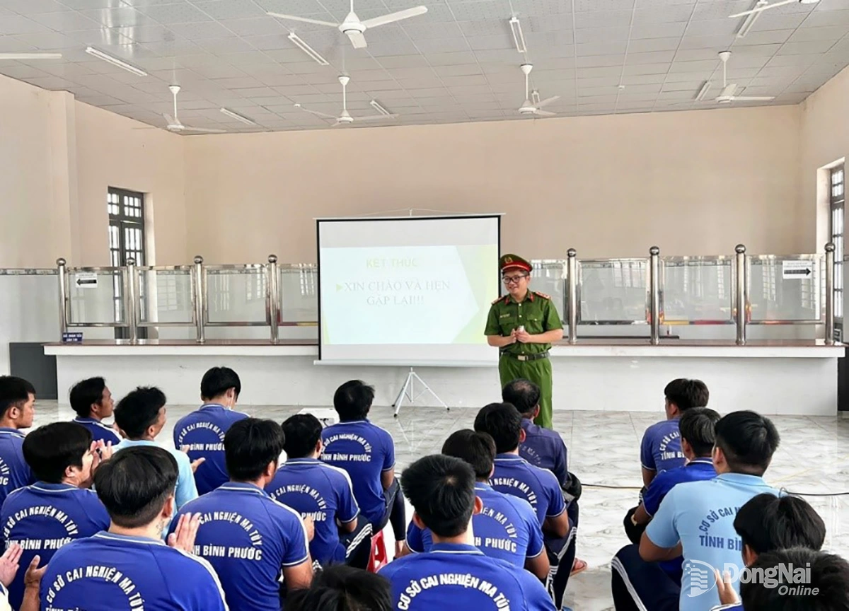 Học viên cơ sở cai nghiện ma túy số 7 tham dự buổi tuyên truyền pháp luật. Ảnh: CAT 
