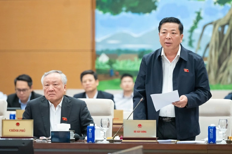 Bộ trưởng Bộ Xây dựng Trần Hồng Minh cho biết Chính phủ đề xuất hai chính sách đặc thù, đặc biệt áp dụng cho dự án đường sắt tốc độ cao trên trục Bắc – Nam - Ảnh: VGP/Nguyễn Hoàng