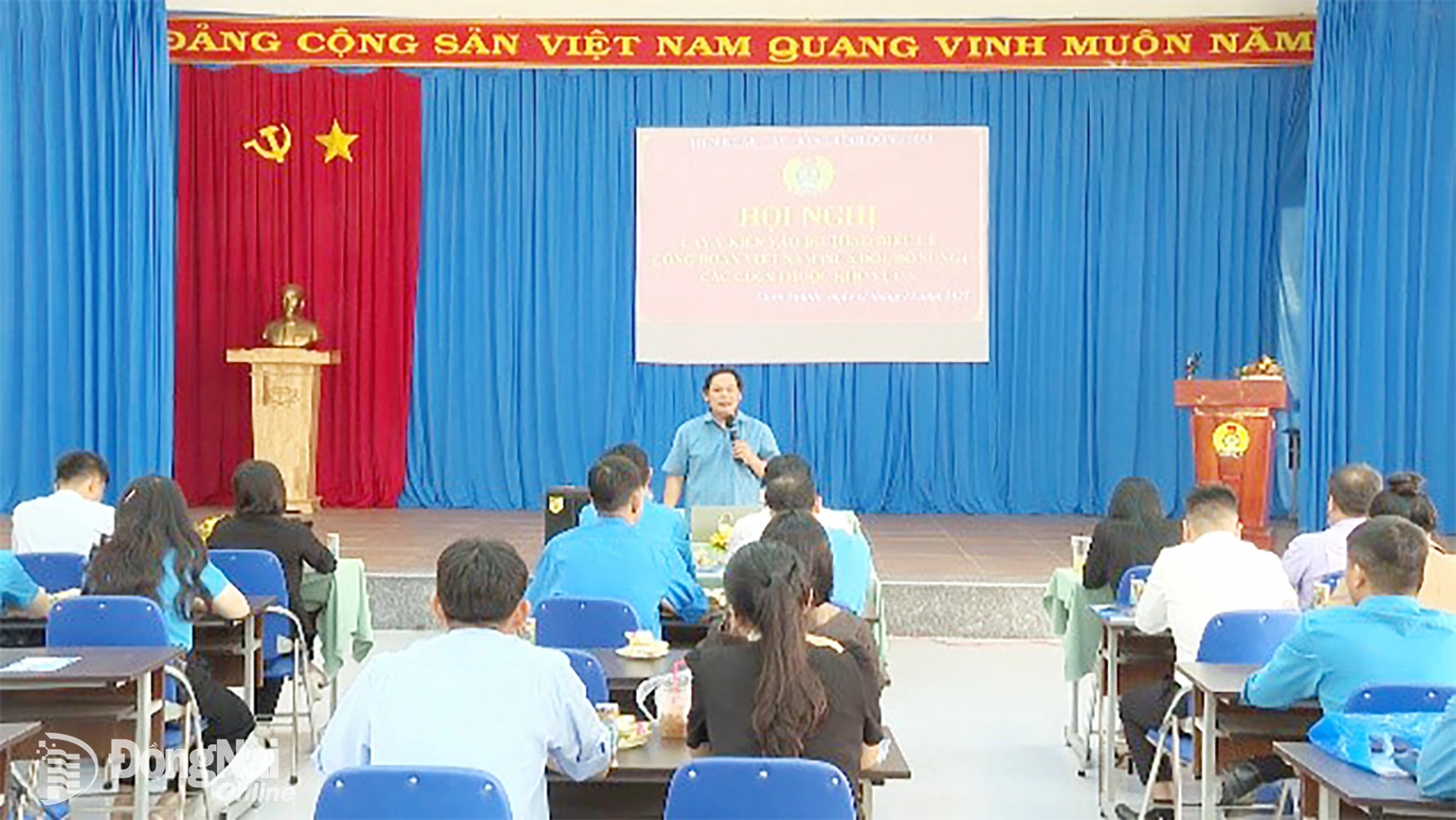 Ông Trần Bá Lợi, Ủy viên Ban Thường vụ Liên đoàn lao động tỉnh, Phó trưởng Ban Công đoàn các Khu công nghiệp tỉnh Đồng Nai điều hành hội nghị