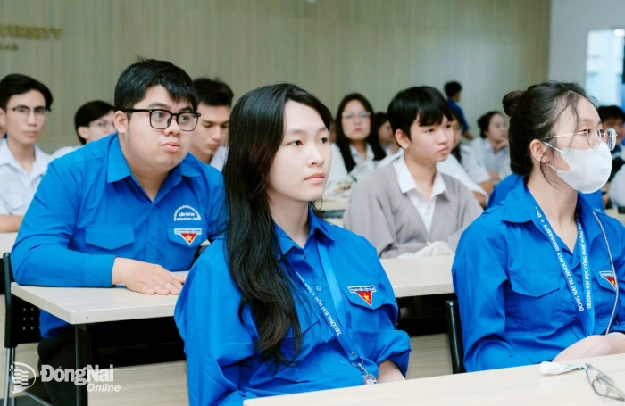 Đoàn viên, sinh viên tham gia học tập Nghị quyết Đại hội đại biểu Đảng bộ tỉnh lần thứ I