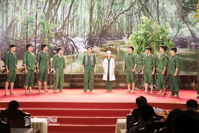 Hơn 500 khán giả Đồng Nai xem kịch nói Những chiến binh bất tử