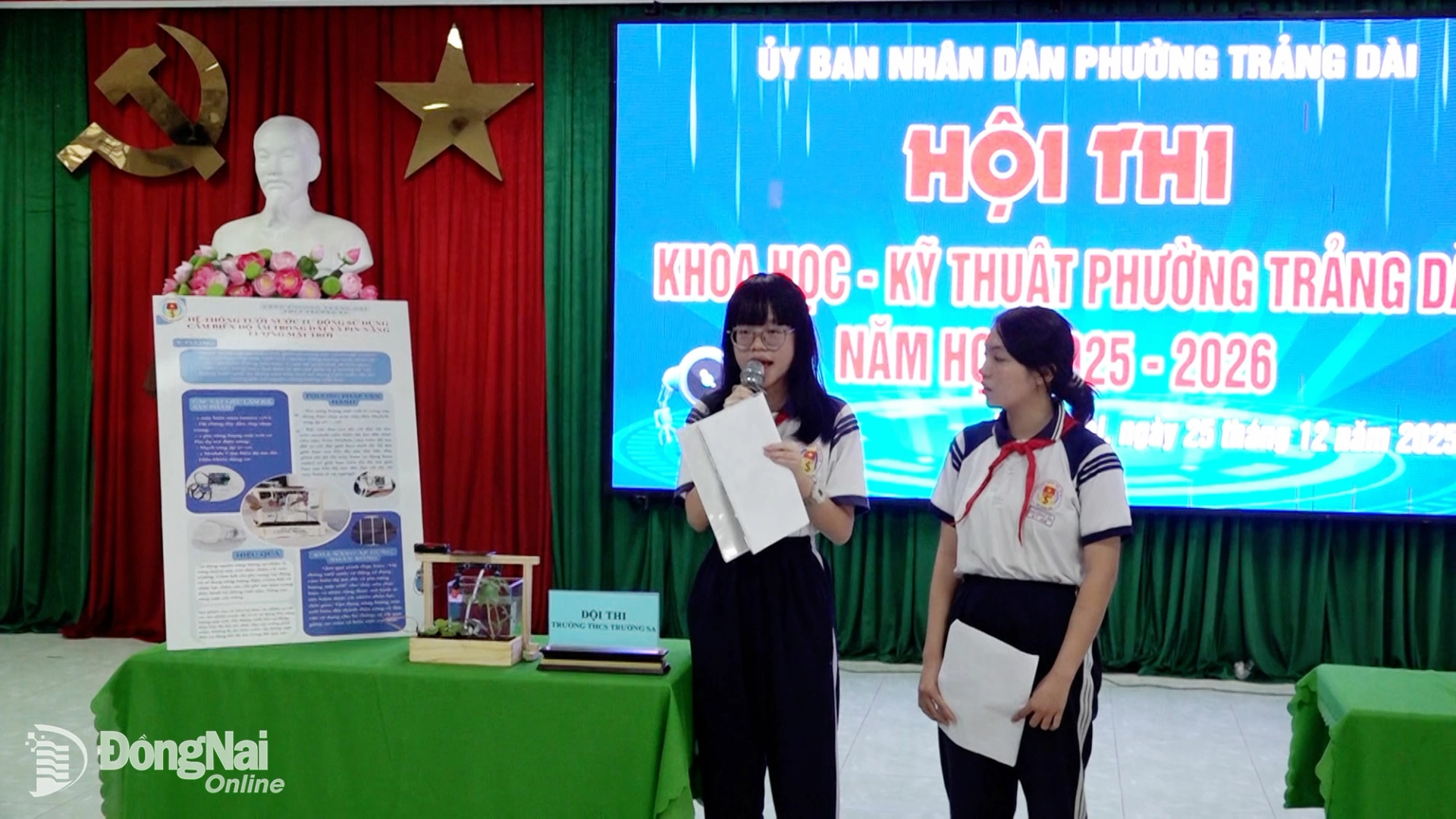 Học sinh Trường THCS Trường Sa trình bày dự án “Hệ thống tưới nước tự động sử dụng cảm biến độ ẩm trong đất và pin năng lượng mặt trời”. Ảnh: Xuân Nương
