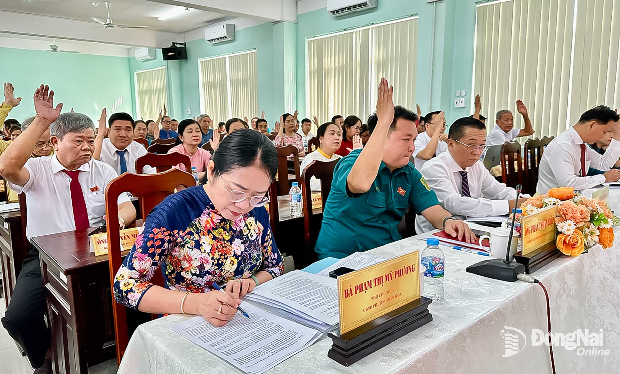 Các đại biểu biểu quyết thông qua các nghị quyết. Ảnh: Hồng Mỹ
