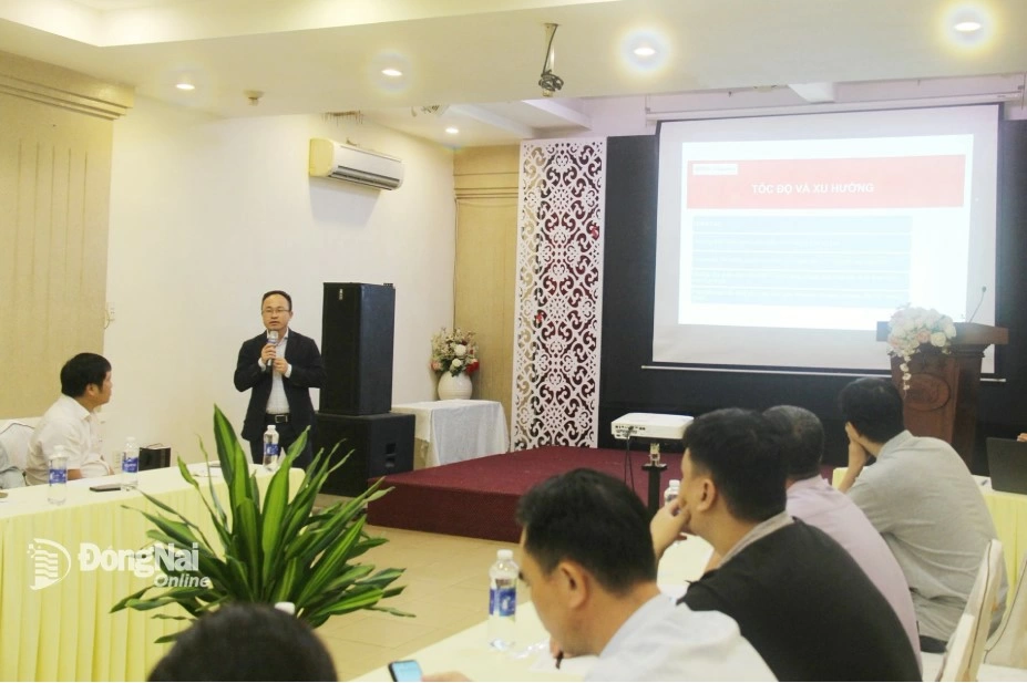 Dr. Pham Dinh Thuong, former Deputy Director of the Legal Department of the Ministry of Industry and Trade, member of the Senior Advisory Council of the Vietnam E-commerce Association, shares his insights at the conference. Photo: Hai Ha