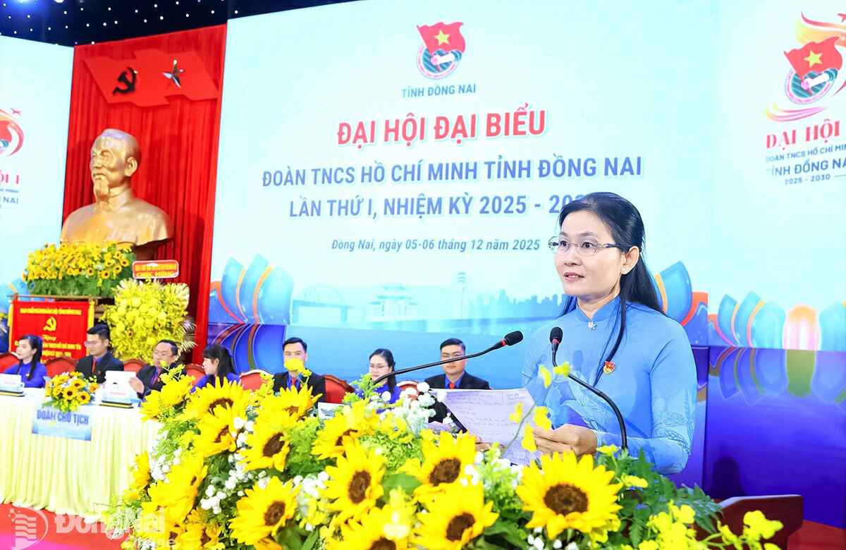 Ton Ngoc Hanh, Alternate Member of the Party Central Committee, Standing Deputy Secretary of the Provincial Party Committee, and Chairwoman of the Dong Nai Provincial People’s Council, delivers remarks at the congress. Photo: Huy Anh