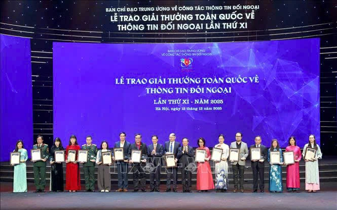 Bí thư Trung ương Đảng, Trưởng ban Tuyên giáo và Dân vận Trung ương Trịnh Văn Quyết và Ủy viên Trung ương Đảng, Phó Thủ tướng Chính phủ Bùi Thanh Sơn trao giải Nhì cho các tác giả. Ảnh: BTC