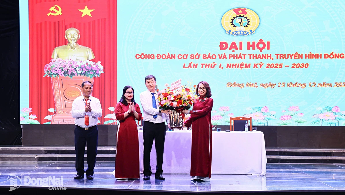 Đảng ủy, Ban Biên tập Báo và Phát thanh, Truyền hình Đồng Nai tặng hoa chúc mừng đại hội. Ảnh: Công Nghĩa