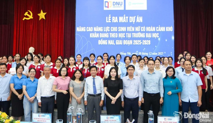 Representatives from relevant units and students receive support from the project. Photo: Van Truyen