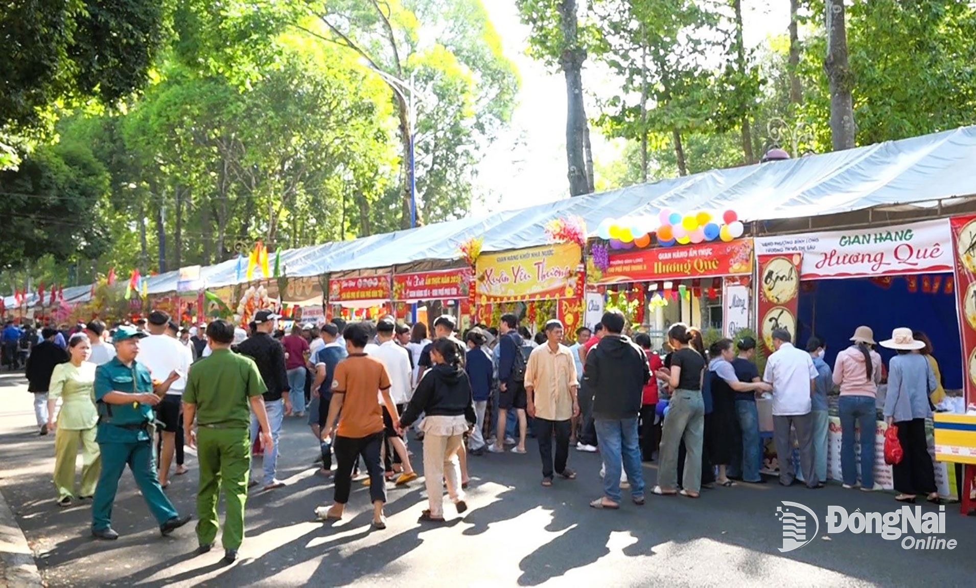 Lễ hội ẩm thực xuân với 51 gian hàng. Ảnh: Văn Tâm