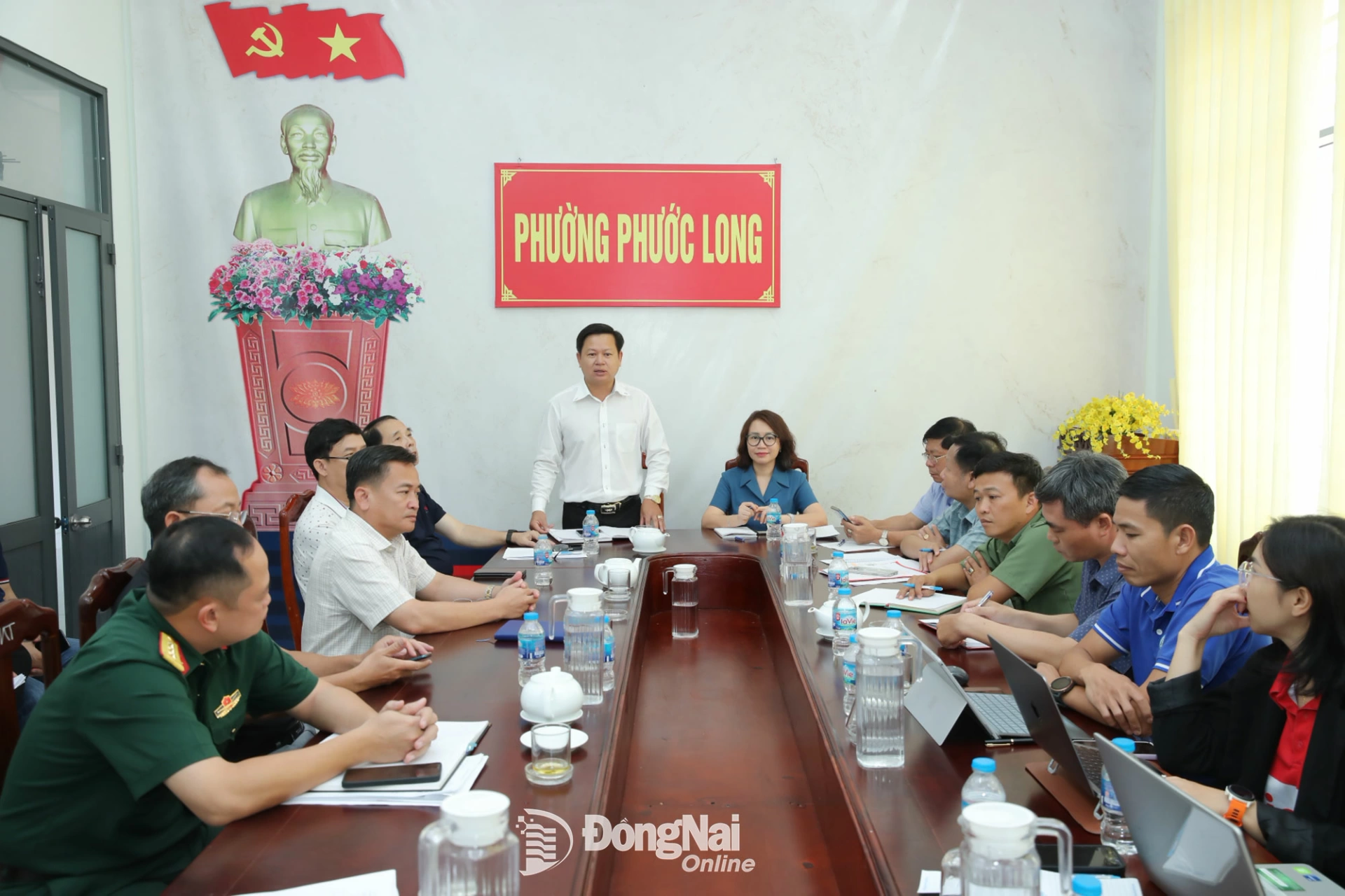 Phó Chủ tịch UBND phường Phước Long Nguyễn Trung Thành phát biểu tại cuộc họp. Ảnh: Trương Hiện