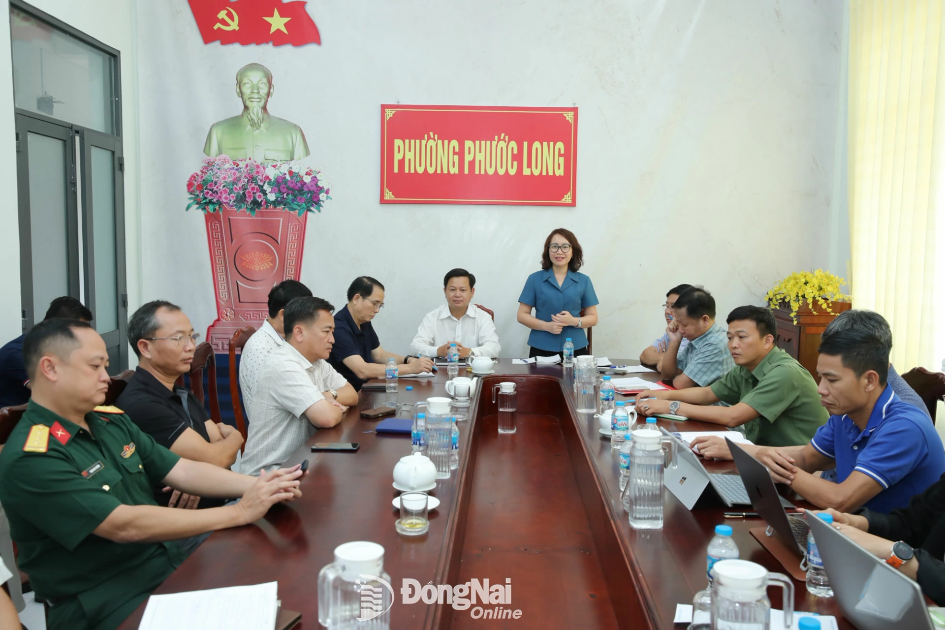 Tỉnh ủy viên, Tổng Biên tập Báo và Phát thanh, Truyền hình Đồng Nai Nguyễn Thị Minh Nhâm, Trưởng ban Tổ chức giải phát biểu tại cuộc họp. Ảnh: Trương Hiện