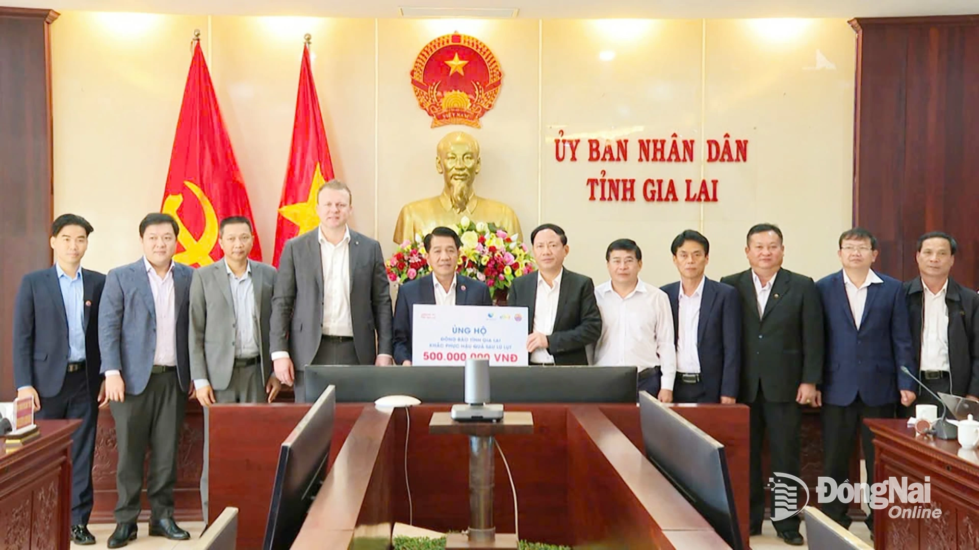 Đại diện hai tập đoàn trao tặng 500 triệu đồng hỗ trợ người dân bị thiệt hại vì bão, lũ tại tỉnh Gai Lai