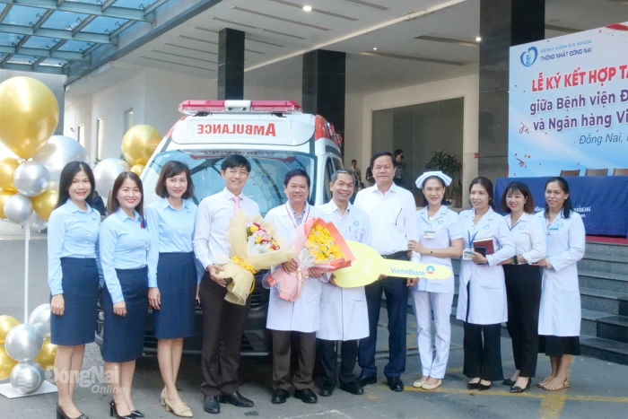 Ngân hàng VietinBank trao tặng Bệnh viện Đa khoa Thống Nhất xe cứu thương trị giá gần 1,1 tỷ đồng