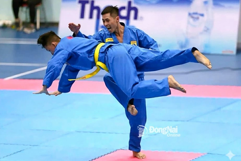 Vovinam fighter Nguyen Manh Phi (standing) delivers a strike during a competition at the 2024 National Championship. Photo: Courtesy of the Dong Nai Vovinam Team.