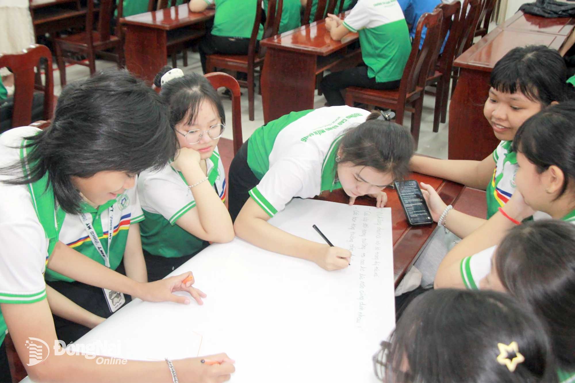 Students of Mien Dong College present scientific research ideas and topics during their participation in the Research Camp. Photo: Nga Son.
