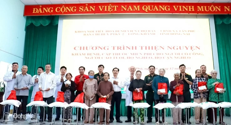 Leaders of the Provincial Military Command, Regional Defense Command 2 - Long Khanh and Tan Phu commune present gifts and encourage the families of meritorious people in Tan Phu commune. Photo: Nguyet Ha