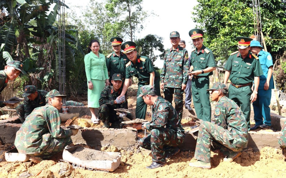 The head of the Dong Nai Provincial Military Command, along with representatives from the Dong Nai Provincial Military Command and local authorities, encourage the forces building houses for the people. Photo: Nguyet Ha.