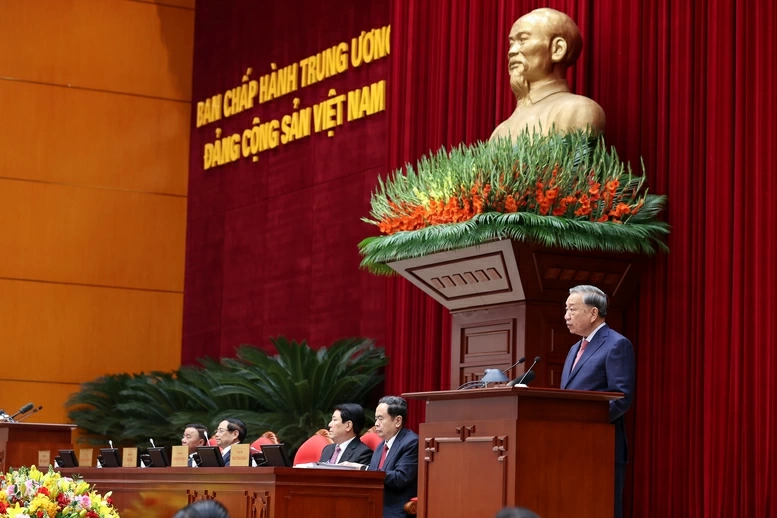 Tổng Bí thư Tô Lâm cho biết, Bộ Chính trị đã có tờ trình gửi Hội nghị về Dự thảo các văn kiện Trình Đại hội XIV. Toàn thể Đảng viên và đông đảo các tầng lớp Nhân dân đánh giá rất cao việc Trung ương quyết định tích hợp nội dung 3 văn kiện - Ảnh: VGP/Nhật Bắc