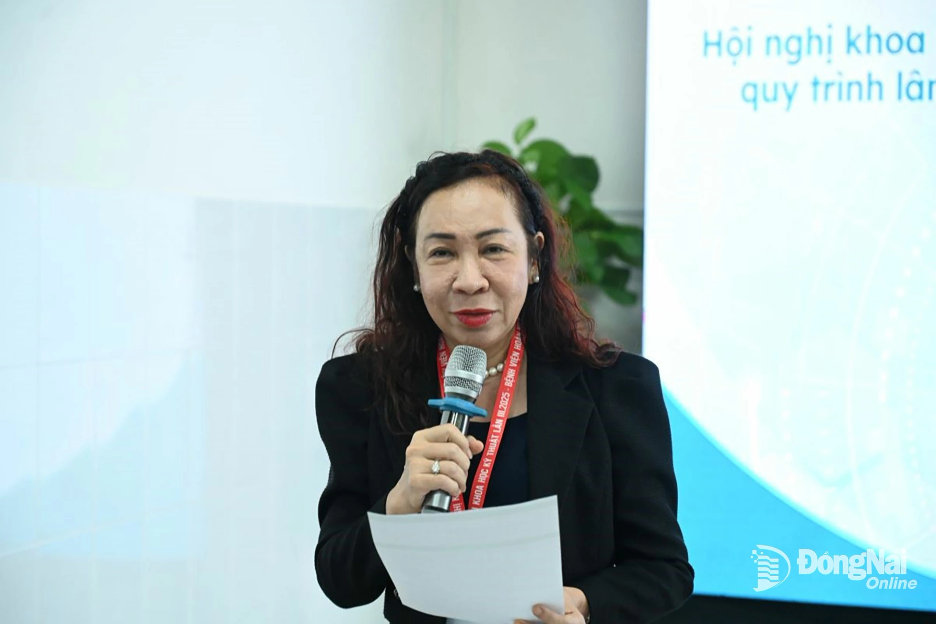 PGS.TS.BS Lê Thị Anh Thư, Giám đốc Viện Đào tạo và Nghiên cứu Hoàn Mỹ điều hành thảo luận. Ảnh: Trần Cảnh