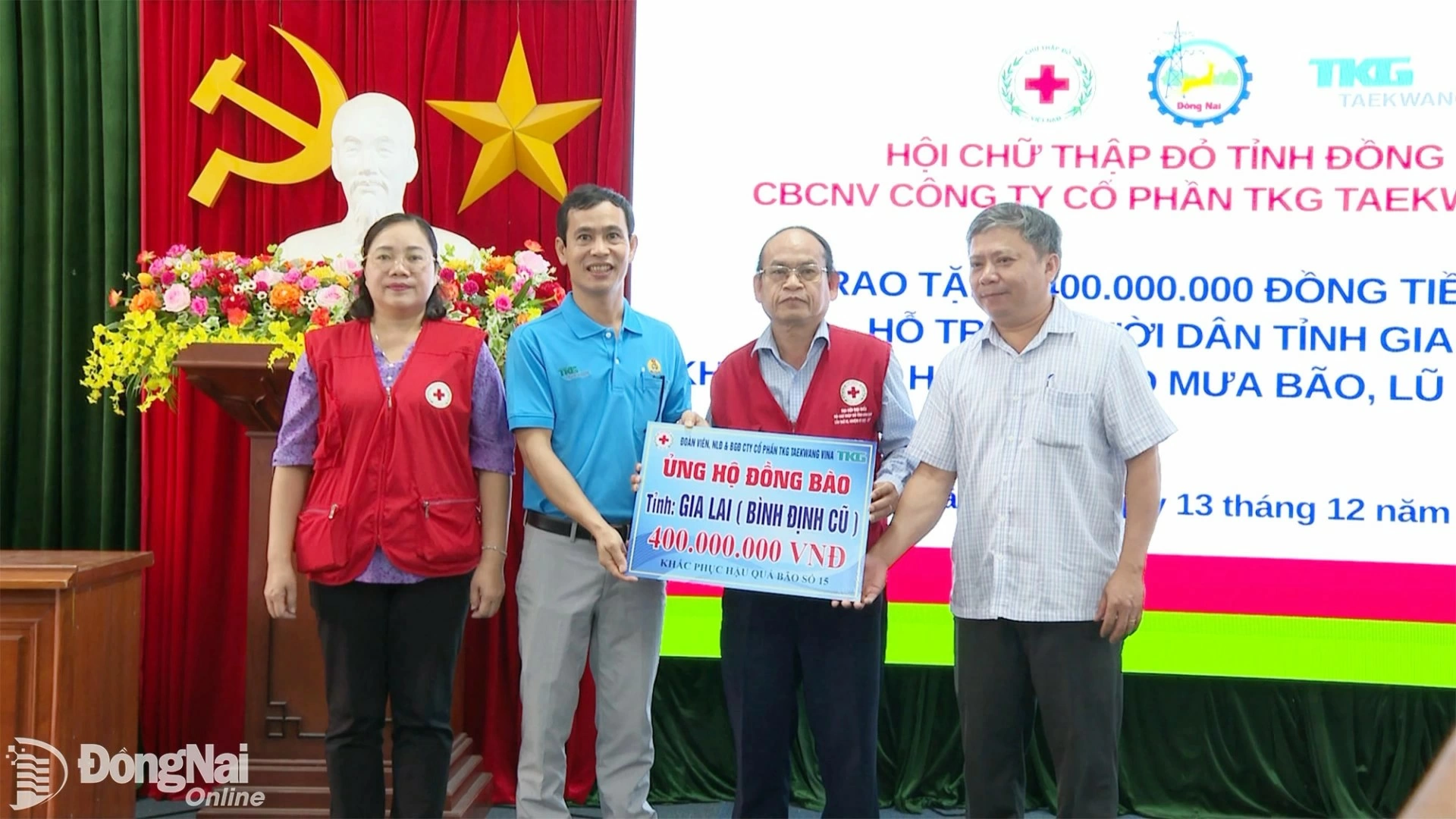 Nguyen Huu Quang (in blue), Vice Chairman of the Trade Union of TKG Taekwang Vina Joint Stock Company, and Nguyen Thi Phuong Anh (left), Vice Chairwoman of the Dong Nai Provincial Red Cross Society, present a symbolic plaque to leaders of the Gia Lai Provincial Red Cross Society and the Van Canh Commune People’s Committee. Photo: Van Doan