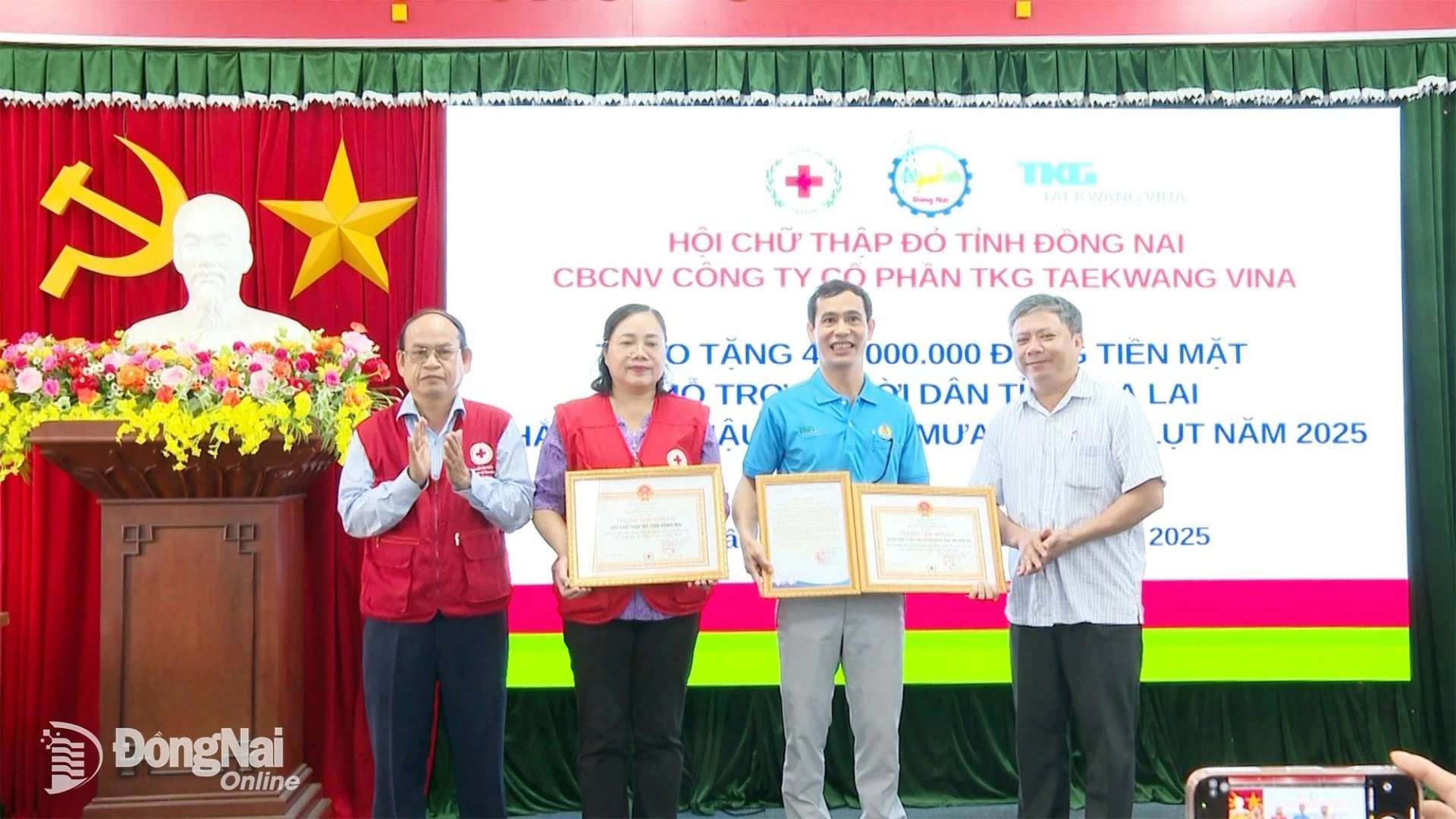Leaders of the Gia Lai Provincial Red Cross Society and the Van Canh Commune People’s Committee present a letter of appreciation to the sponsor. Photo: Van Doan