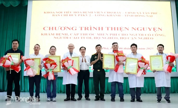 Leaders of Tan Phu commune, Regional Defense Command 2 - Long Khanh present gratitude plaques to sponsors. Photo: Nguyet Ha