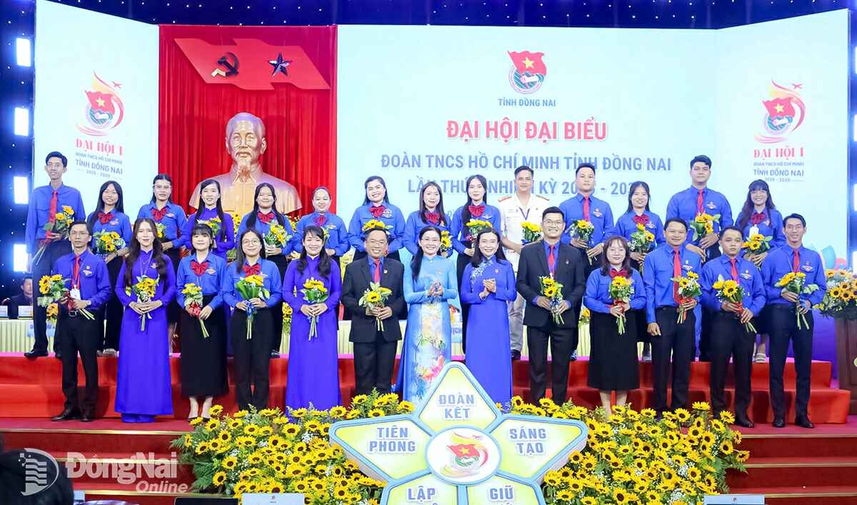 The provincial leaders present flowers to congratulate the delegates who have been designated to attend the 13th National Congress of the HCYU for the 2026-2031 tenure. Photo: Huy Anh