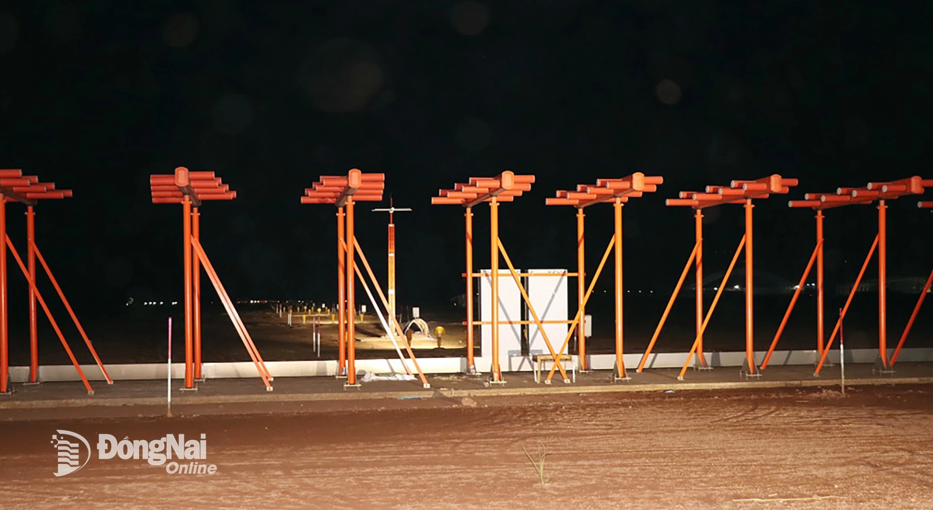 Hệ thống hỗ trợ hạ cánh chính xác đường băng số 1, Sân bay Long Thành đã được lắp đặt, sẵn sàng phục vụ chuyến bay kỹ thuật đầu tiên hạ cánh xuống Sân bay Long Thành. Ảnh: Phạm Tùng