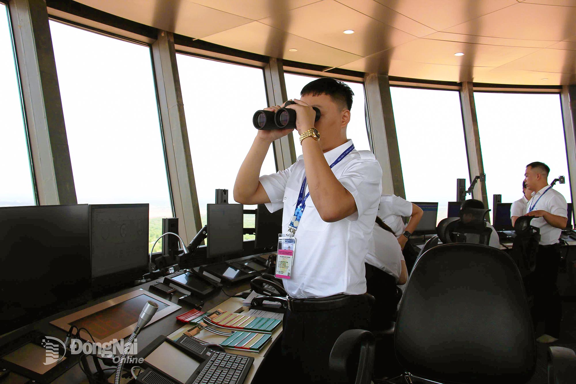 From the Air Traffic Control Tower, the staff continuously monitor the aircrafts landing trajectory as it approaches Terminal T1. Photo: Ngoc Quan


