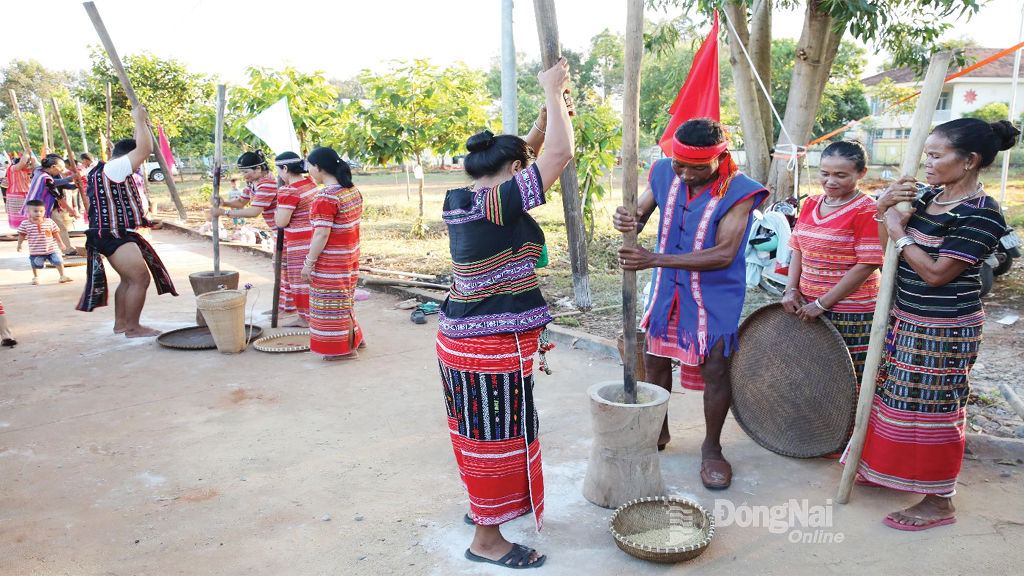 Các đội thi đến từ nhiều ấp tham gia tranh tài ở phần thi giã gạo chày tay, tái hiện những thao tác lao động, sinh hoạt của ông cha.