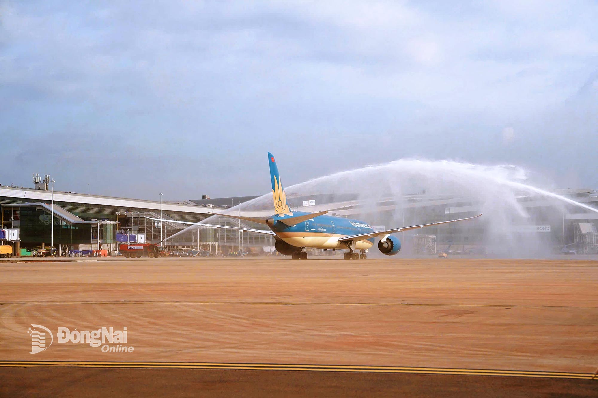 After taxiing to the apron, the Boeing 787 aircraft is welcomed with water cannons at Terminal T1, Long Thanh Airport. Photo: Ngoc Quan

