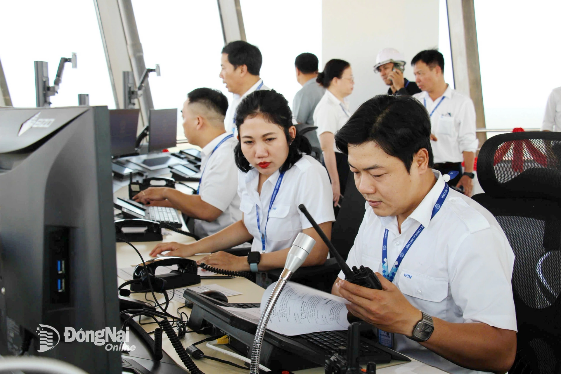 Nhân lực kiểm soát không lưu được Tổng công ty Cảng hàng không Việt Nam “chi viện” phục vụ khai thác
các chuyến bay đầu tiên của Cảng hàng không quốc tế Long Thành. Ảnh: Công Nghĩa
