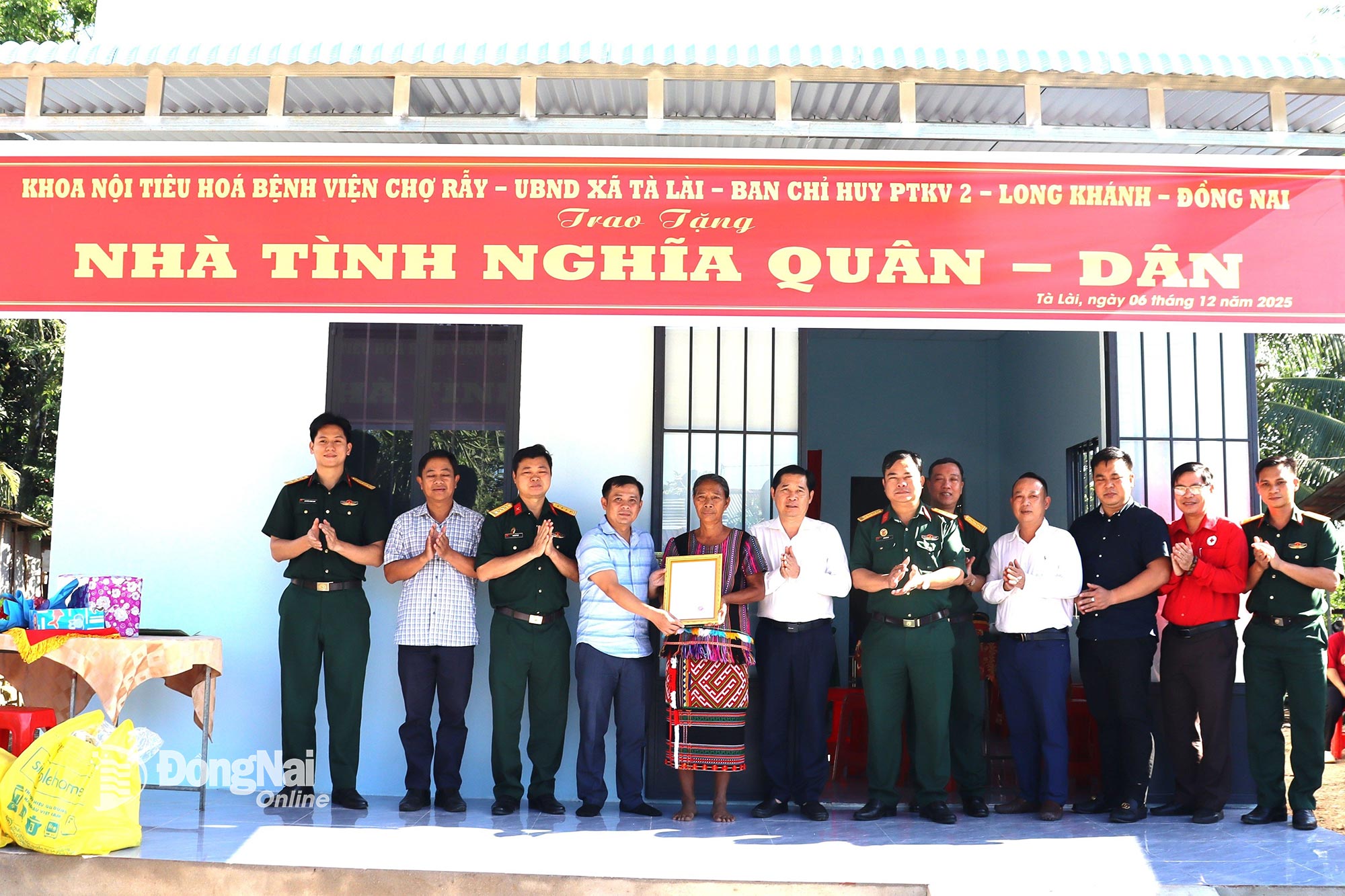 Đại diện lực lượng vũ trang tỉnh, nhà hảo tâm và cán bộ xã Tà Lài trong lễ bàn giao nhà tình nghĩa quân - dân cho gia đình bà K’ Thị Pồn, dân tộc S’tiêng, xã Tà Lài. Ảnh: Nguyệt Hà