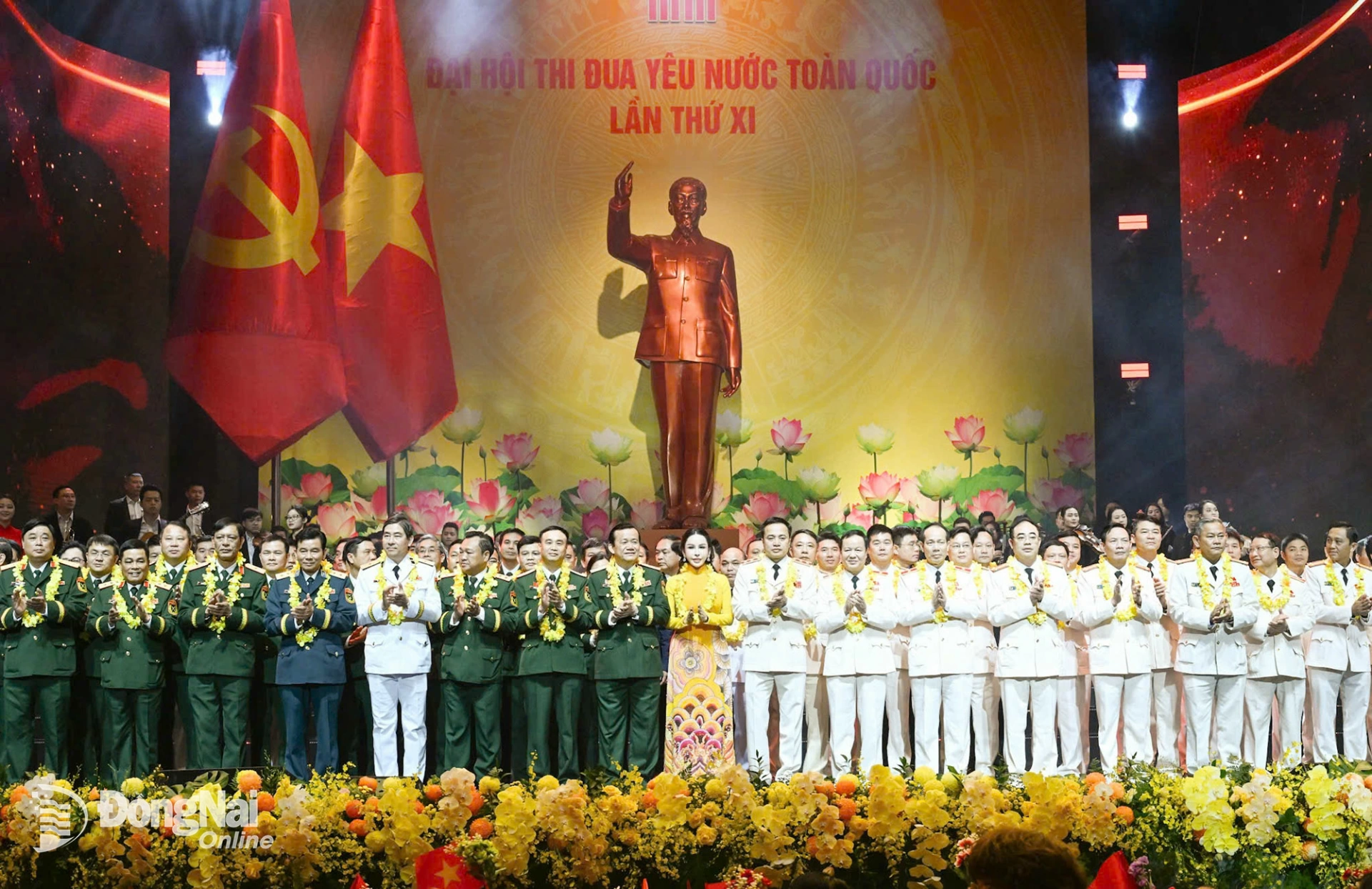 Anh hùng Lao động Lê Nữ Thùy Dương (áo dài đứng giữa) được vinh danh tại Đại hội Thi đua yêu nước lần thứ XI. Ảnh: Thu Hương