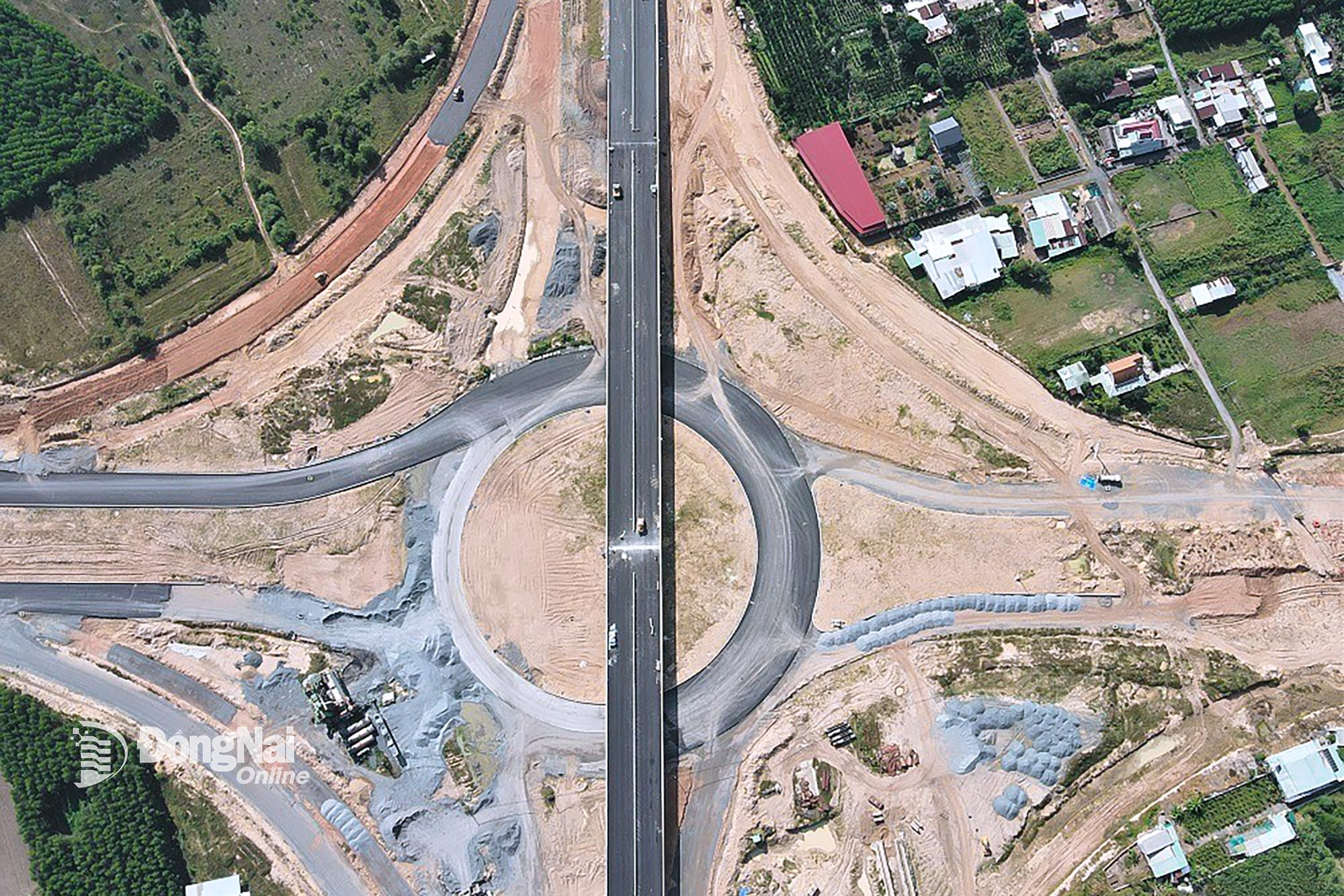 Dự án Thành phần 3, Dự án Đường vành đai 3 - Thành phố Hồ Chí Minh đoạn qua địa bàn tỉnh có chiều dài hơn 11km, trong đó, phần tuyến chính đường cao tốc dài khoảng 5km sẽ thông xe kỹ thuật vào ngày 19-12. Ảnh: Phạm Tùng