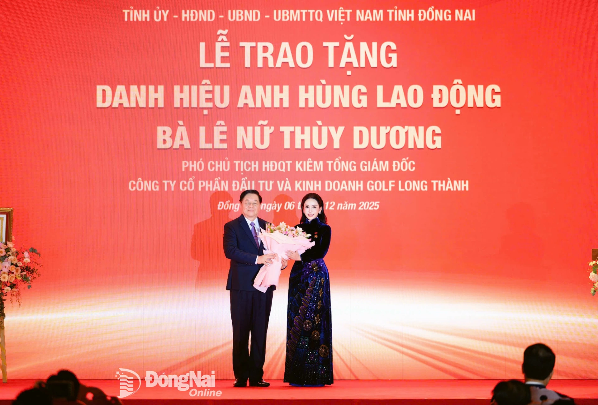 Đại tướng Nguyễn Trọng Nghĩa, Ủy viên Bộ Chính trị, Bí thư Trung ương Đảng, Chủ nhiệm Tổng cục Chính trị Quân đội Nhân dân Việt Nam tặng hoa chúc mừng Anh hùng Lao động Lê Nữ Thùy Dương. Ảnh: Công Nghĩa