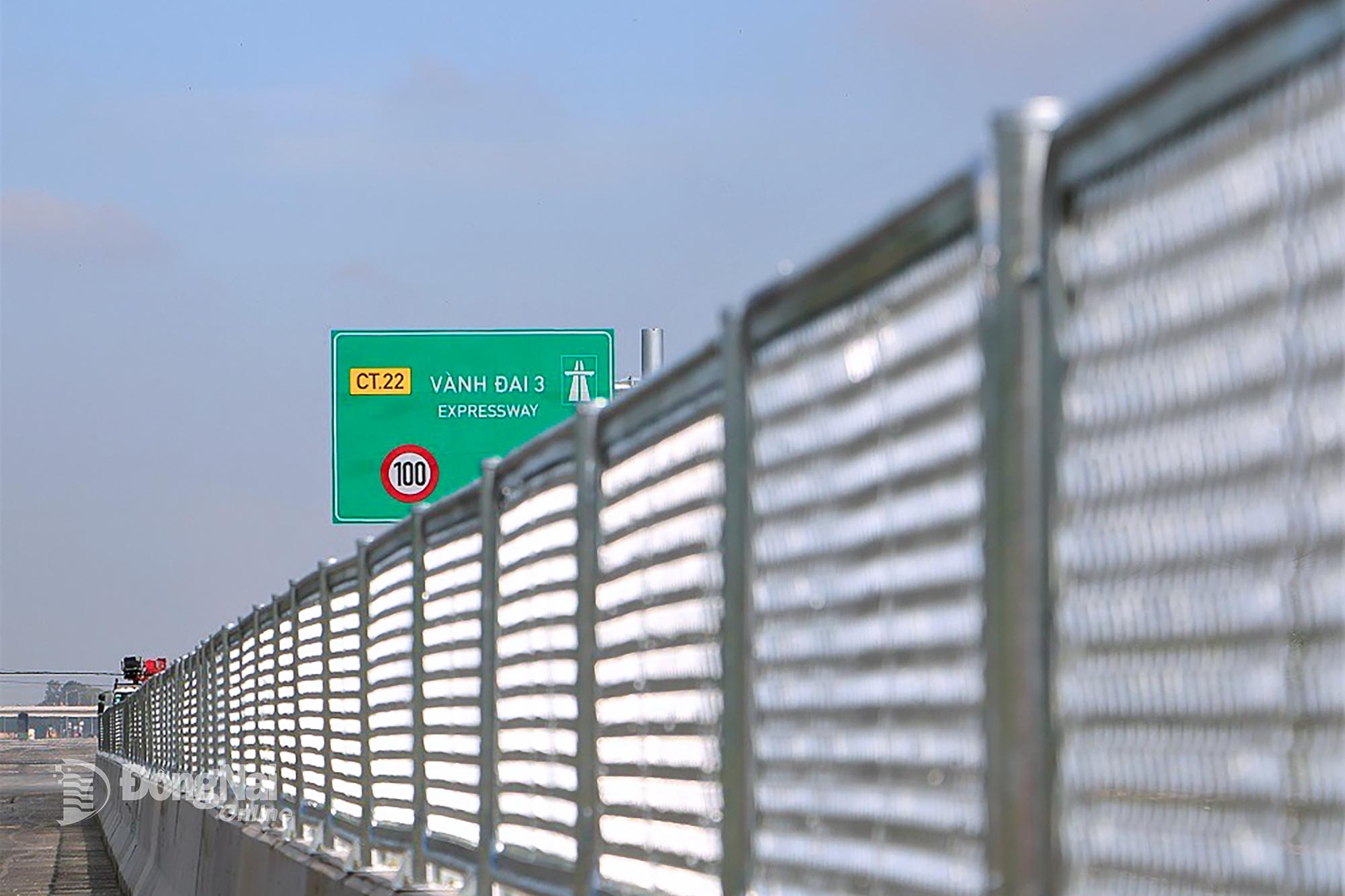 Để phục vụ thông xe kỹ thuật dự án, thời gian qua, các nhà thầu đã đẩy nhanh tiến độ thi công các hạng mục, trong đó lắp đặt hệ thống lưới phản quang dải phân cách cao tốc, biển báo. Ảnh: Phạm Tùng