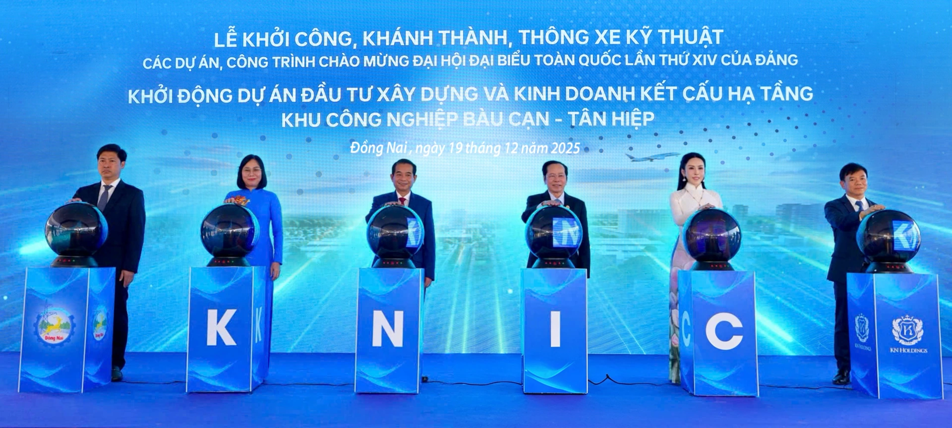 Anh hùng Lao động Lê Nữ Thùy Dương (thứ 2 từ phải qua) tham gia nghi thức bấm nút khởi động Dự án Đầu tư xây dựng và kinh doanh kết cấu hạ tầng Khu công nghiệp Bàu Cạn - Tân Hiệp ngày 19-12 vừa qua tại Đồng Nai. Ảnh: Công Nghĩa