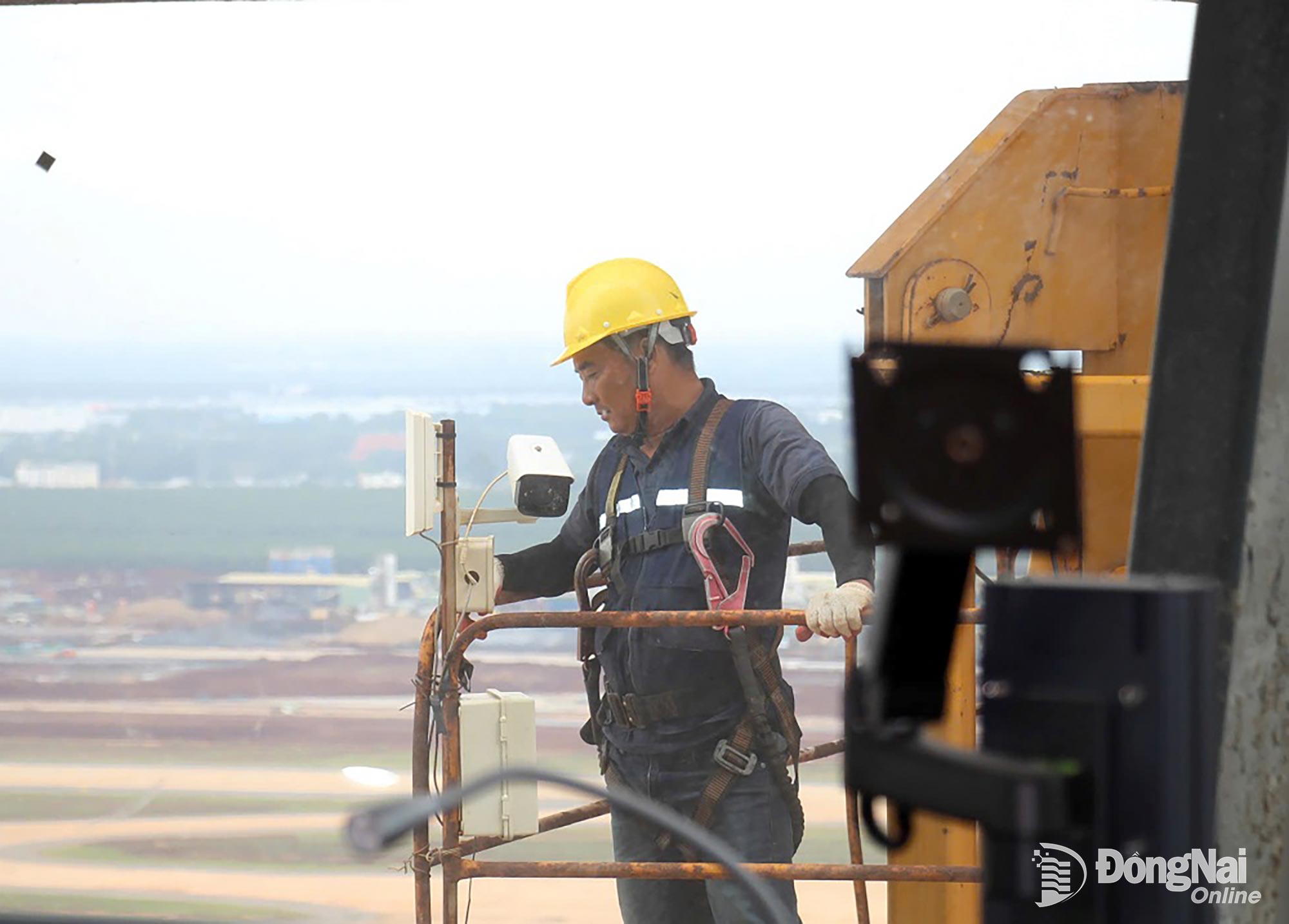 Workers are completing the construction of the air traffic control tower at Long Thanh Airport. Photo: Pham Tung

