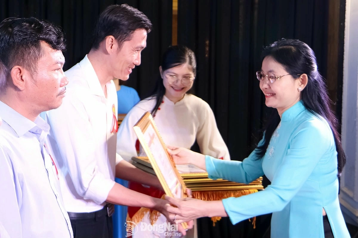 Đồng chí Tôn Ngọc Hạnh, Ủy viên dự khuyết Trung ương Đảng, Phó Bí thư Thường trực Tỉnh ủy, Chủ tịch HĐND tỉnh Đồng Nai trao bằng khen của UBND tỉnh cho các điển hình tiên tiến. Ảnh: Văn Truyên