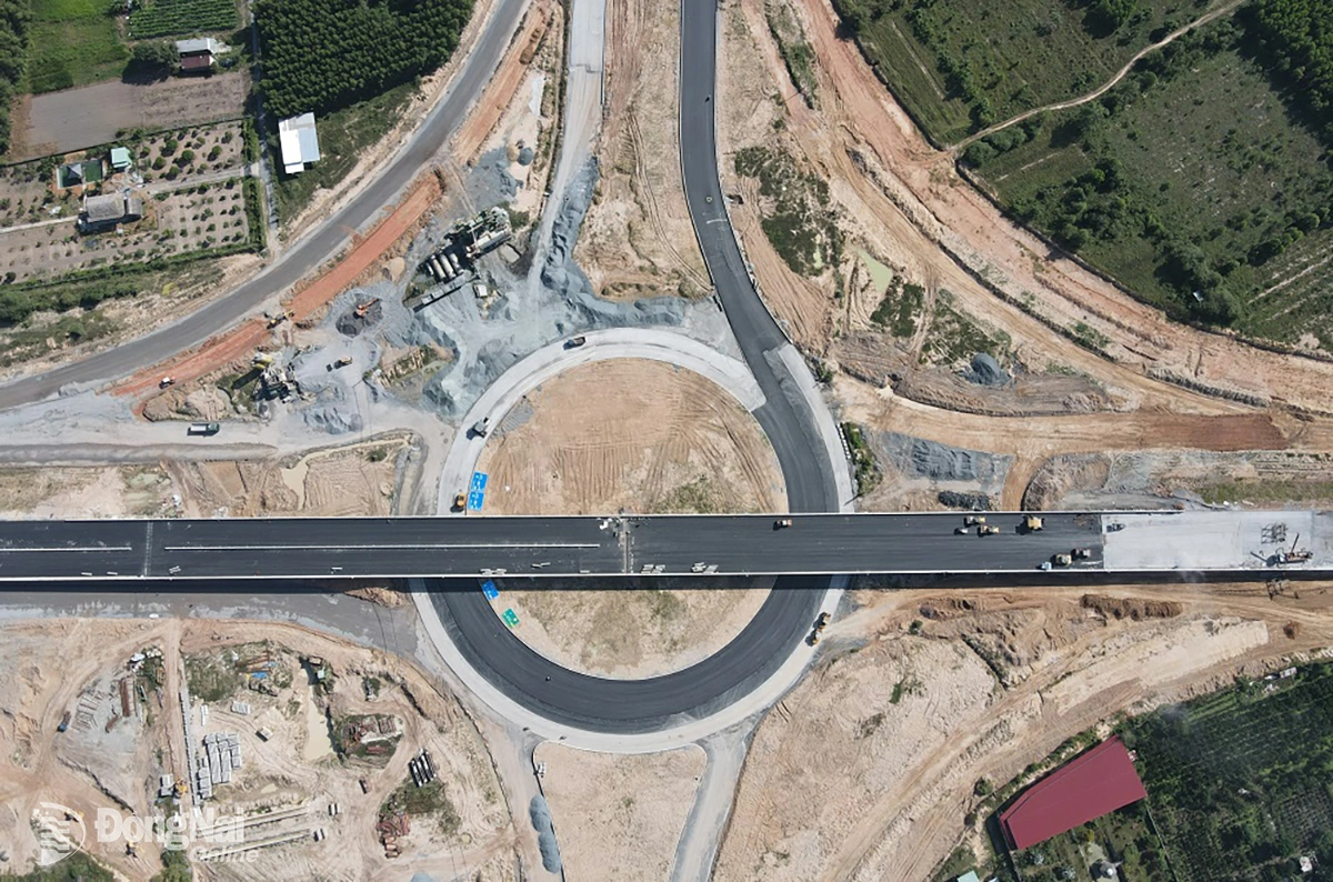 Nhiều đoạn tuyến hiện đã được các nhà thầu hoàn thành thi công thảm bê tông nhựa. Ảnh: Phạm Tùng