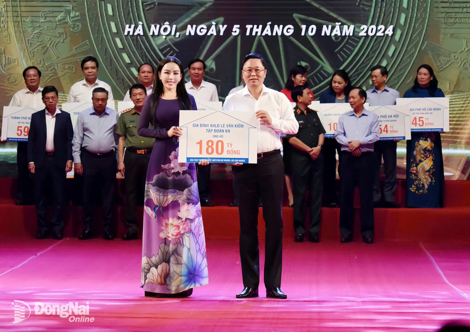 Anh hùng Lao động Lê Nữ Thùy Dương trao ủng hộ 180 tỷ đồng cho Chương trình xóa nhà tạm, nhà dột nát. Ảnh: Thu Hương