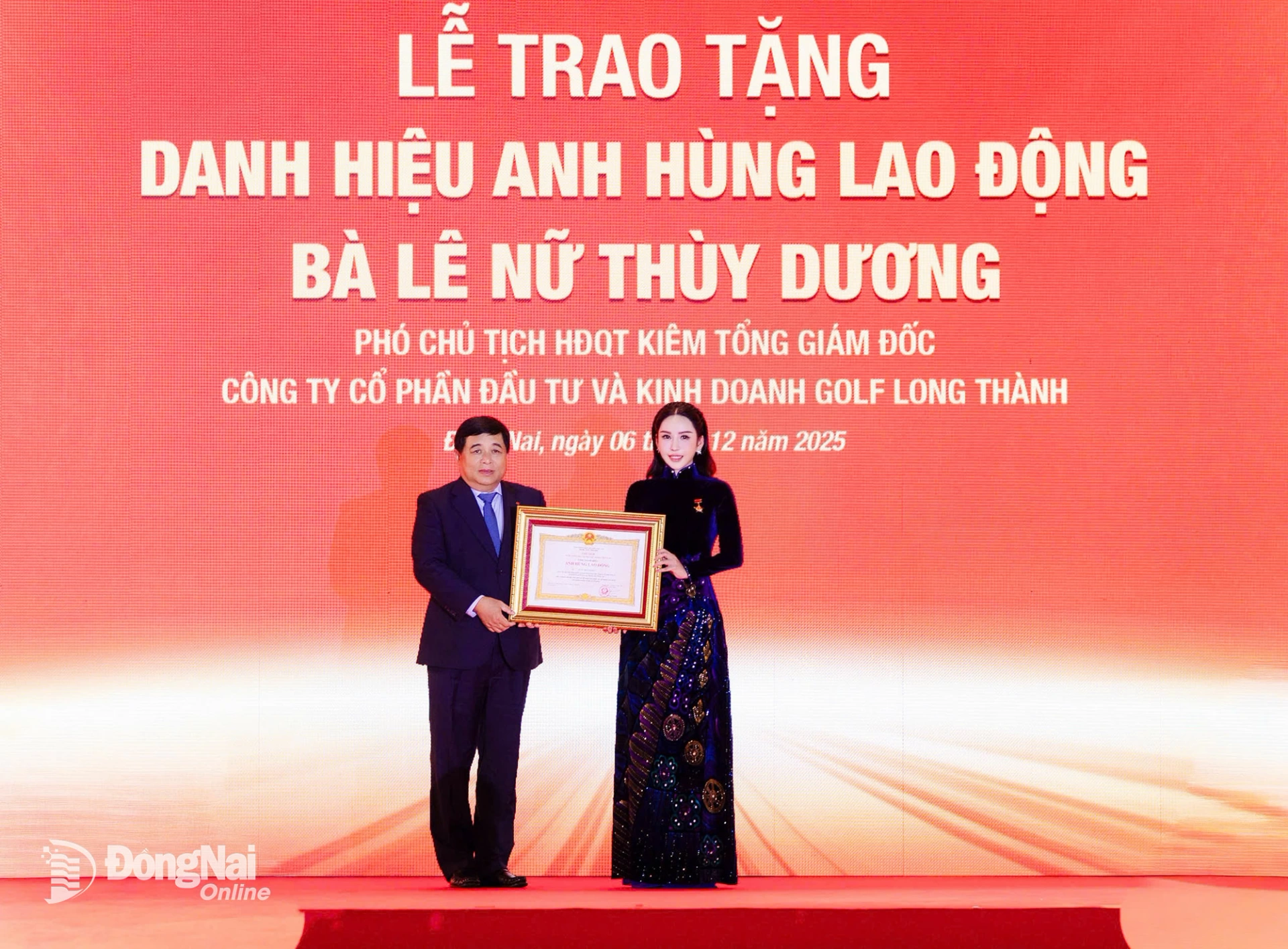 Ủy viên Trung ương Đảng, Phó Thủ tướng Chính phủ Nguyễn Chí Dũng trao danh hiệu Anh hùng Lao động cho bà Lê Nữ Thùy Dương. Ảnh: Công Nghĩa