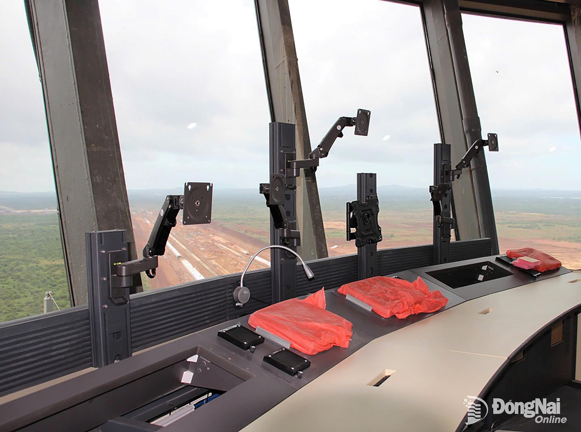 The control cabin of Long Thanh Airports air traffic control tower is spacious, with a 360-degree view, and equipped with modern technology. Photo: Pham Tung

